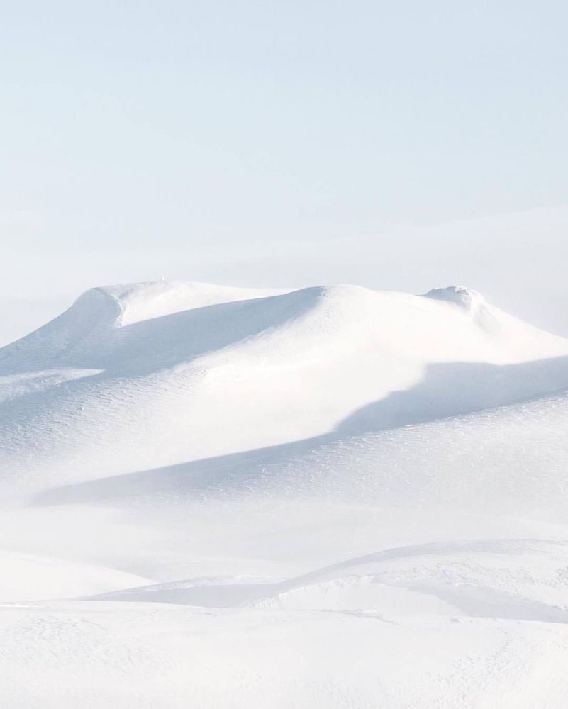 Soft snow dunes in white light