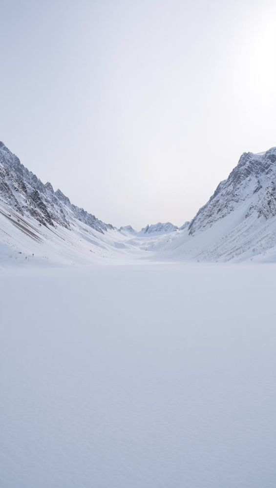 Snowfield between two ridges
