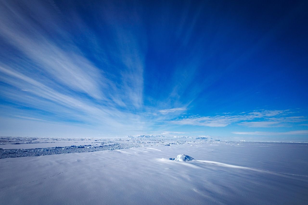Streaked sky over a flat snowfield