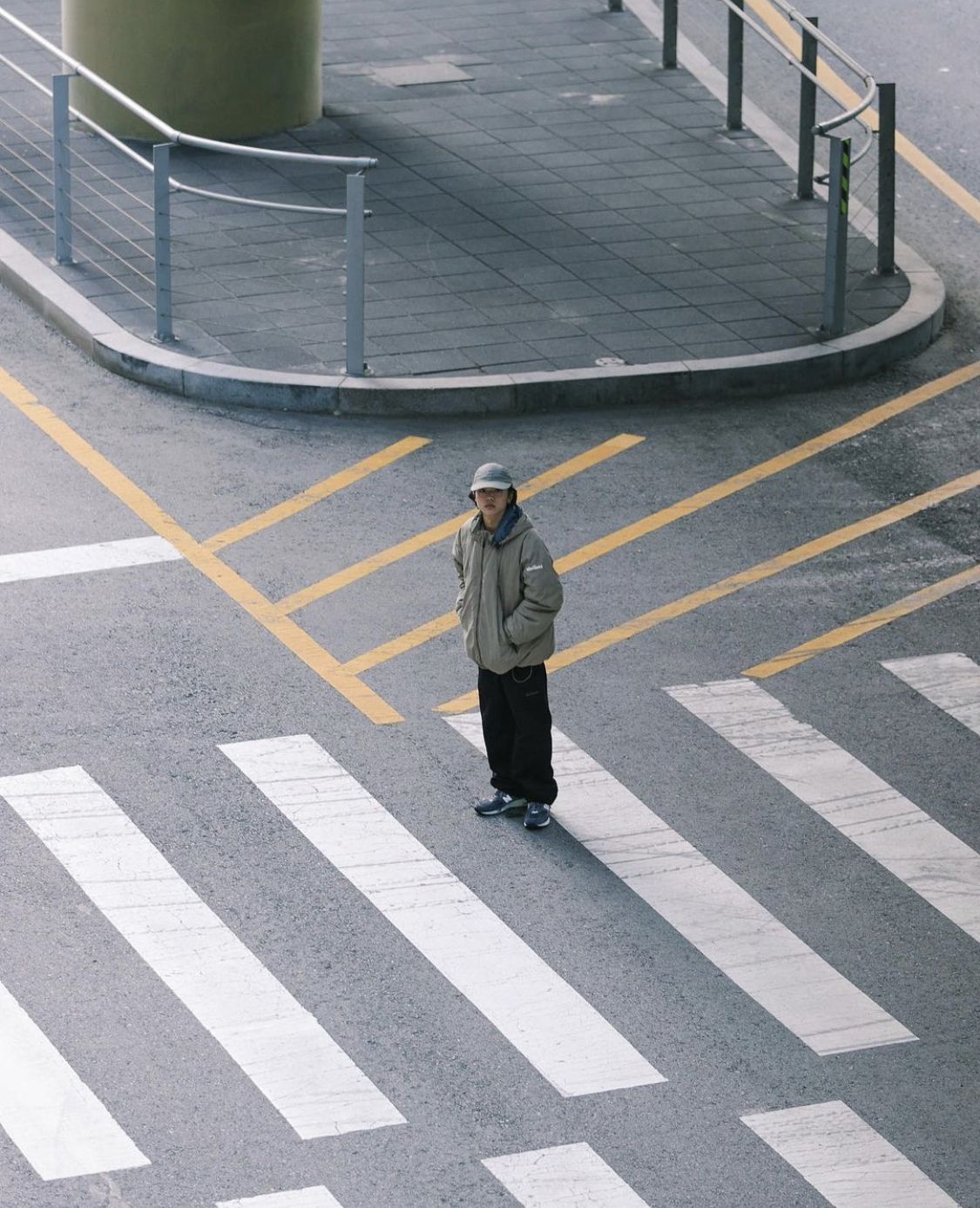 위에서 본 횡단보도 옆에 선 사람