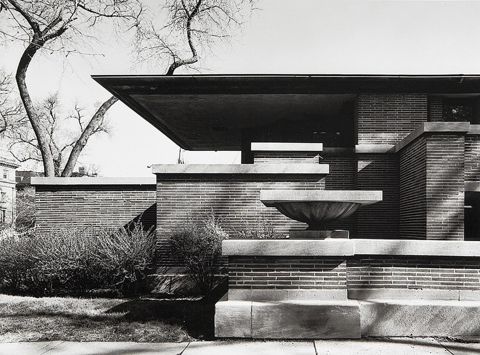 Prairie house with cantilevered eaves