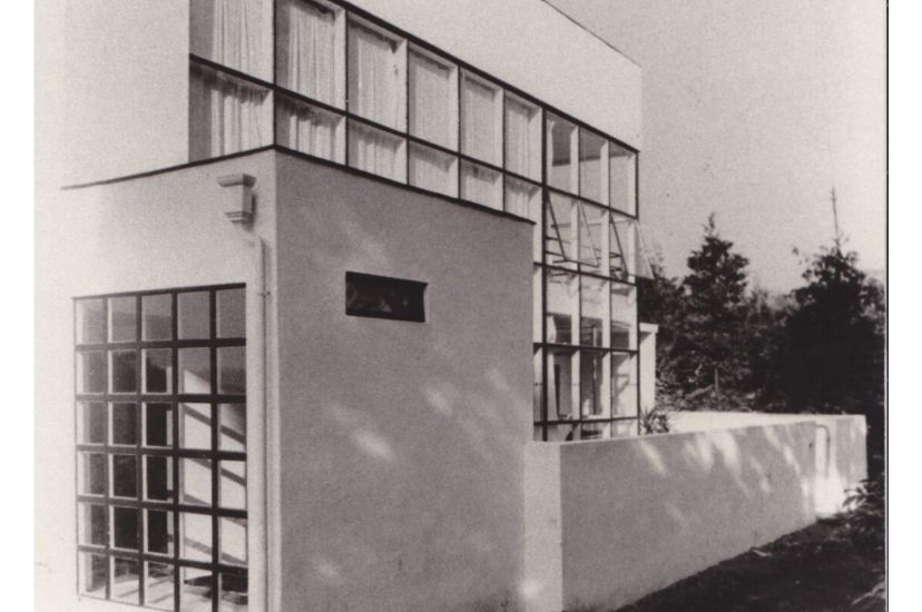 Cubic house with steel windows