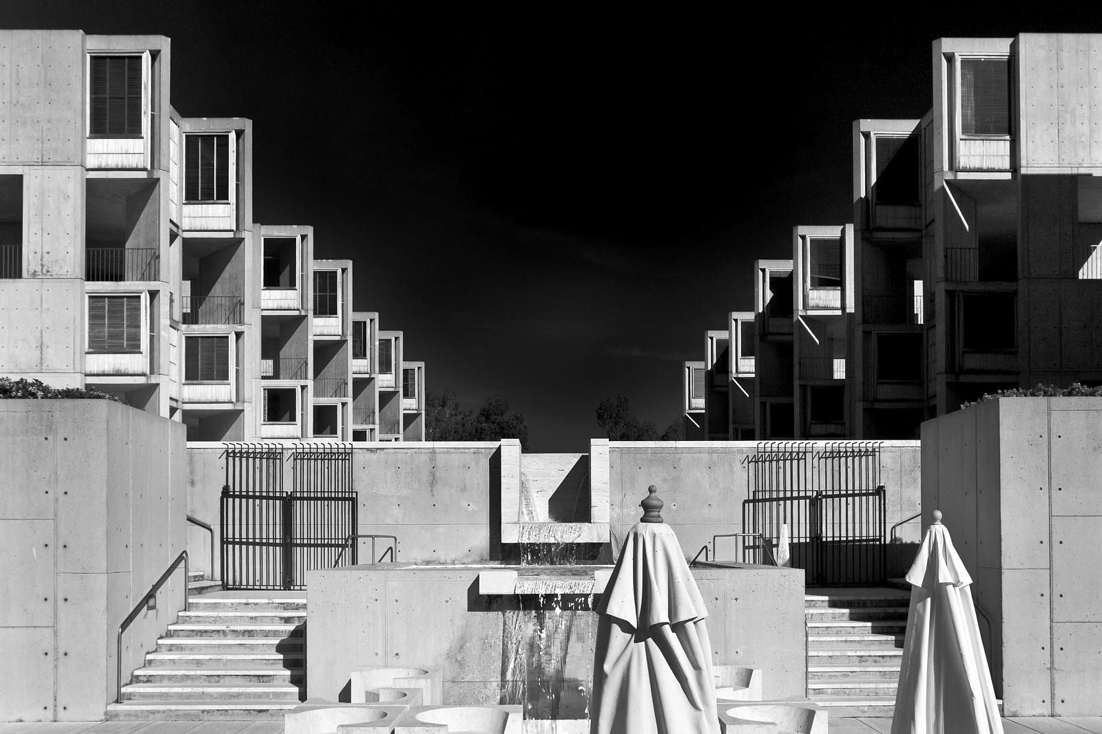 Salk Institute, stairs to the lower court