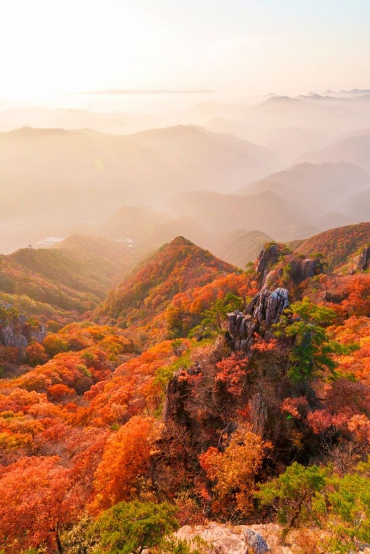 붉게 물든 산비탈과 겹겹의 능선