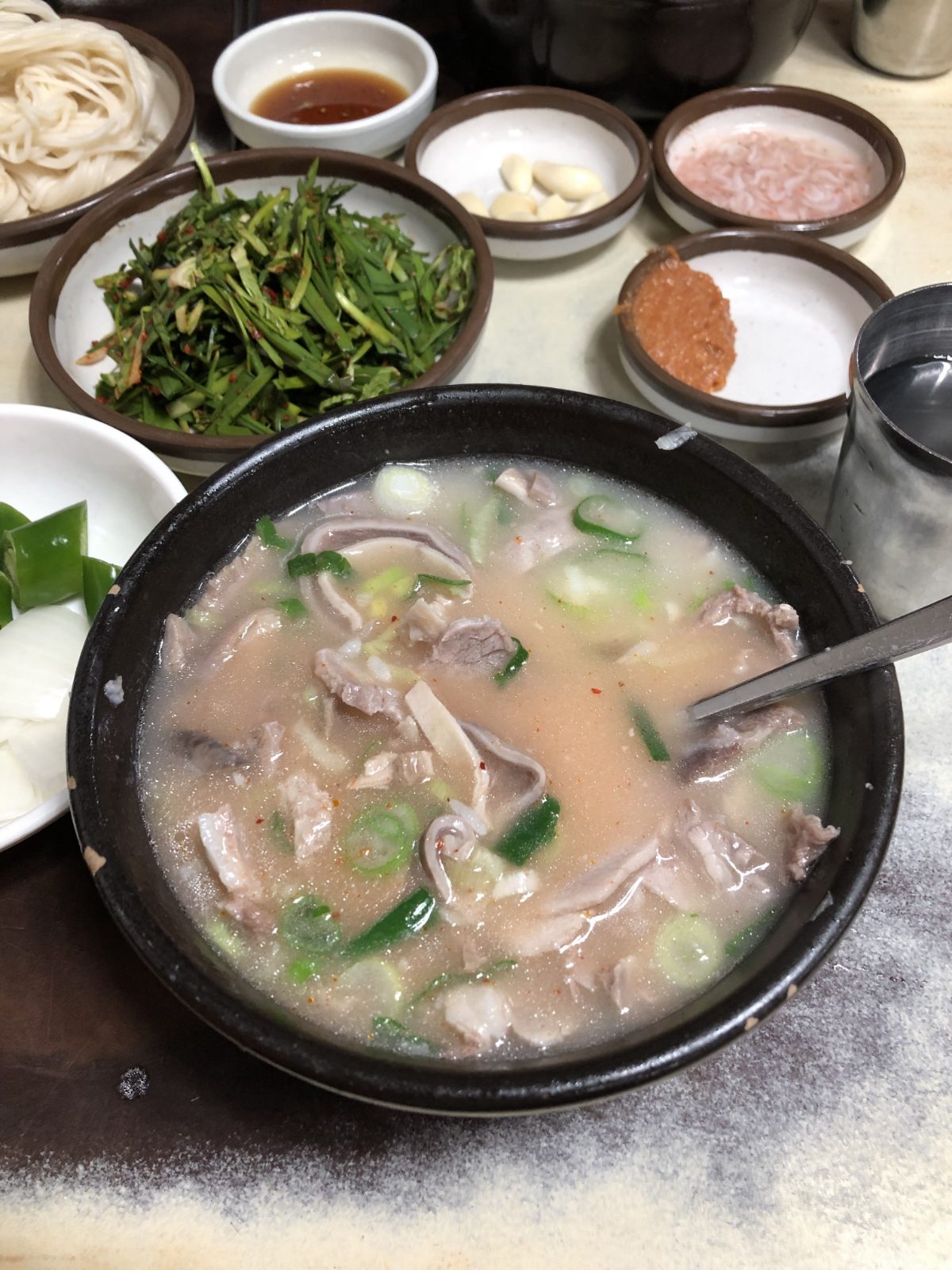뚝배기에 담긴 돼지국밥과 부추무침