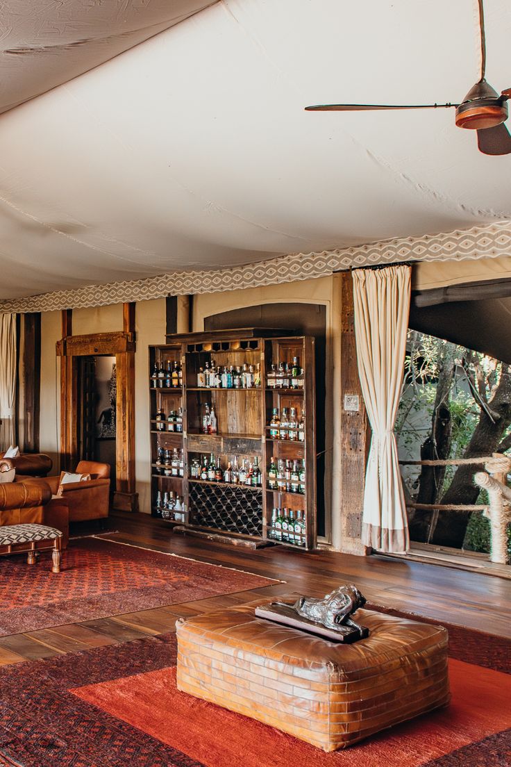 Lodge lounge