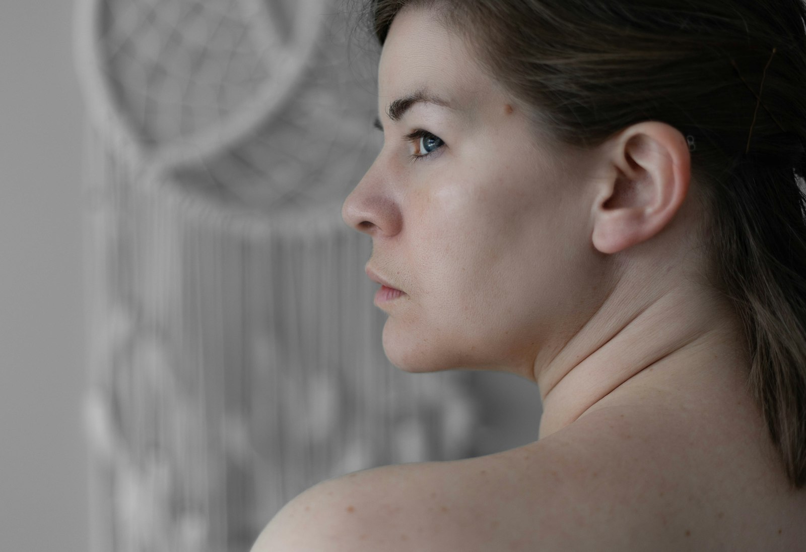 Black and white portrait, shoulder in front