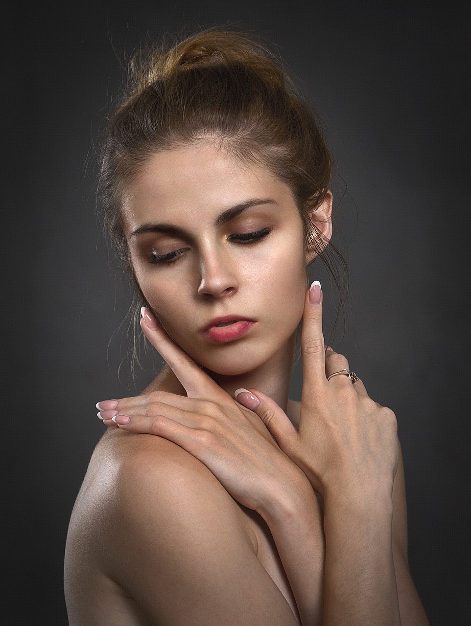 Close portrait, hand at the jaw