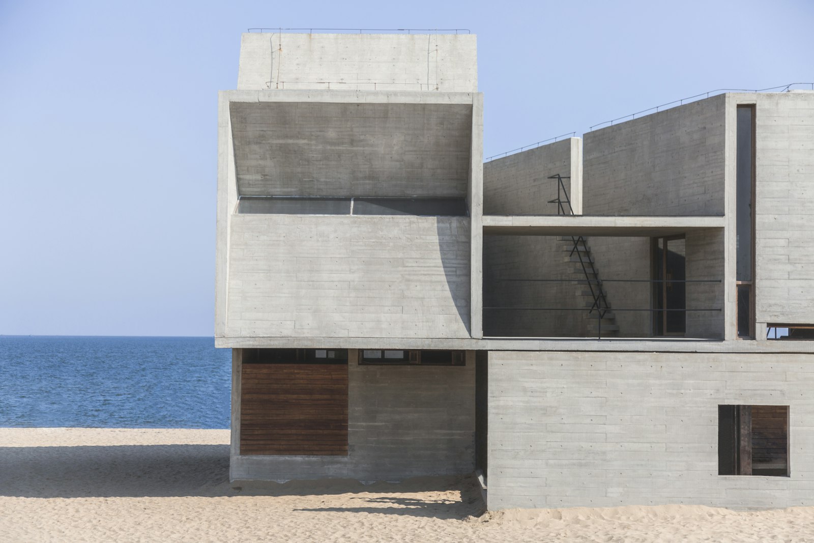 Concrete beach house seen from the front