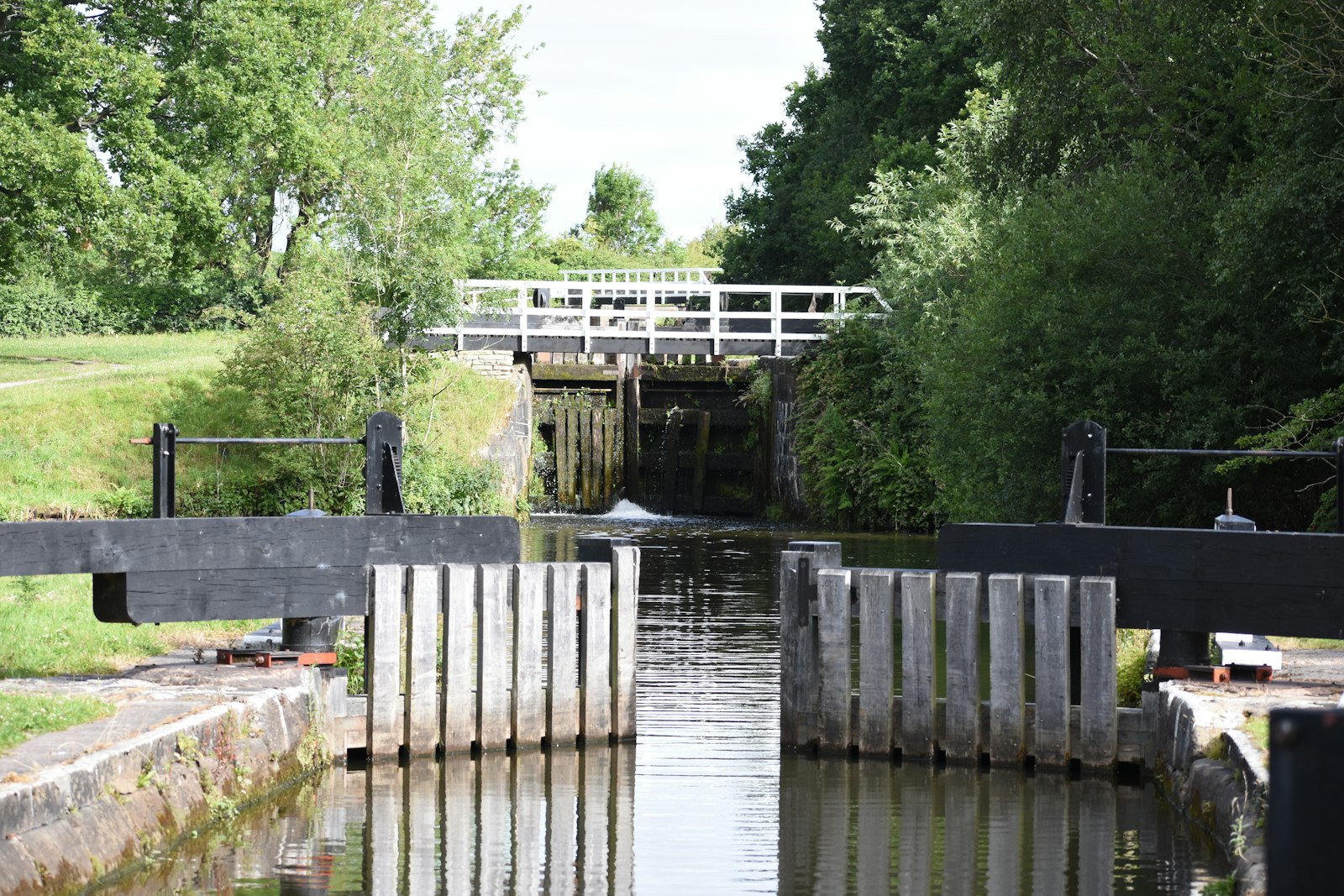 Balance beams and paddle posts at a tail