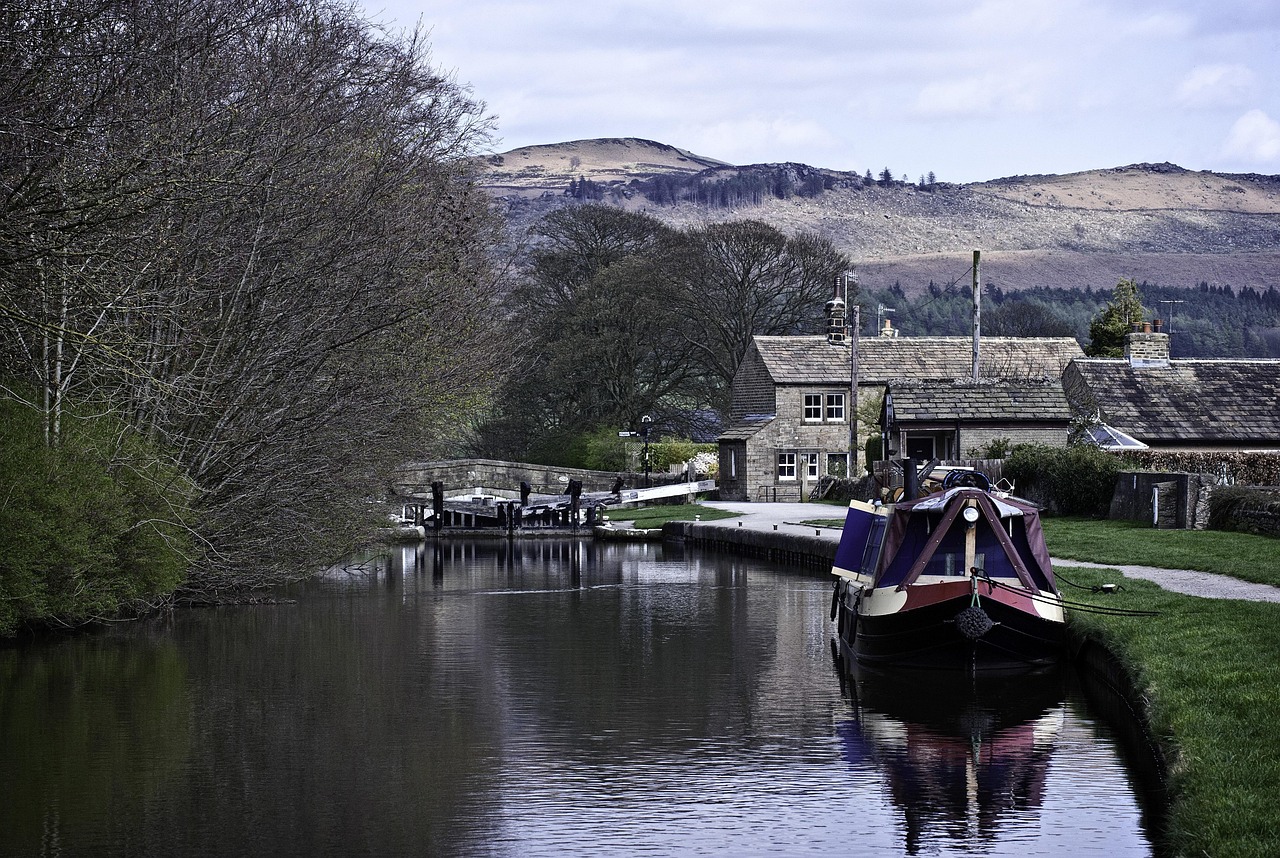 A short pound below a lock and cottage