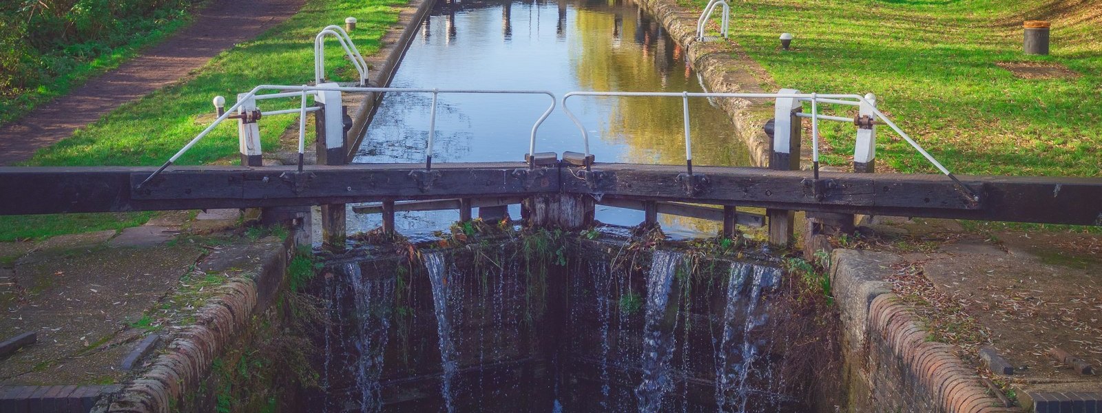 Water spilling over closed gates into the chamber below